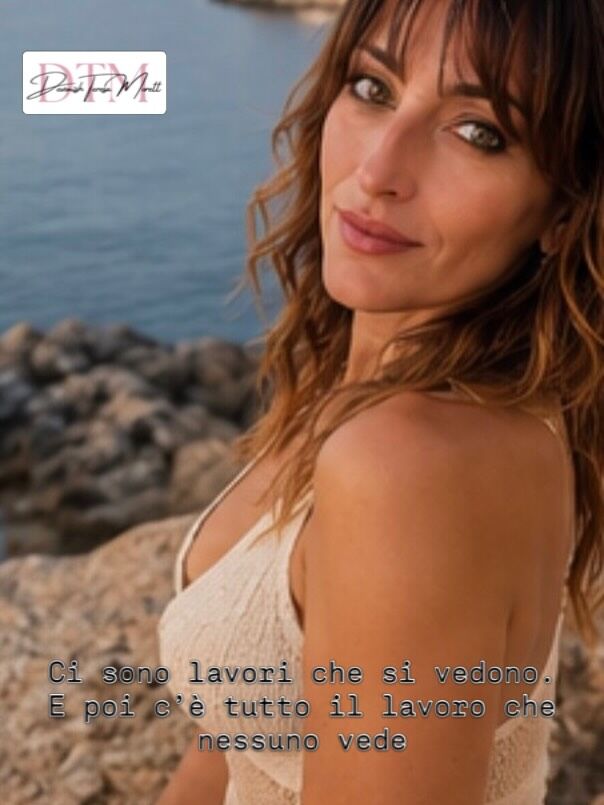 Quello fatto di tempo, attenzione, tentativi, dubbi, correzioni.
Di scelte che sembrano piccole, ma che spesso fanno la differenza tra qualcosa di semplicemente fatto e qualcosa fatto davvero bene.

Con il tempo ho imparato che la professionalità non è soltanto ciò che mostriamo agli altri.
È soprattutto il modo in cui lavoriamo quando non c’è nessuno a guardarci.

È la cura che scegliamo di mettere anche in un dettaglio che forse nessuno noterà.
È mantenere uno standard anche quando sarebbe più facile accontentarsi.
È continuare a imparare, rimettersi in discussione e riconoscere che dietro ogni risultato c’è sempre una parte invisibile fatta di impegno, esperienza e, a volte, anche di errori.

Forse è proprio questa la parte più autentica del lavoro:
quella che non ha bisogno di essere raccontata per avere valore.

Perché ciò che facciamo parla di noi.
Ma il modo in cui scegliamo di farlo racconta molto di più.

#Professionalità #CrescitaProfessionale #Qualità #Lavoro #Esperienza