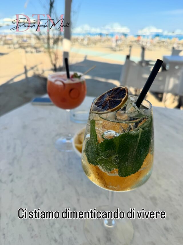 Siamo sempre di corsa.

Corriamo dietro agli obiettivi, ai risultati, alle scadenze, ai numeri. Cerchiamo di essere più produttivi, più efficienti, più presenti per tutti.

E nel frattempo, spesso diventiamo assenti per noi stessi.

Ci convinciamo che il riposo sia una ricompensa da meritare dopo aver fatto abbastanza. Che la leggerezza sia una perdita di tempo. Che fermarsi significhi rallentare.

Ma la verità è un’altra.

I momenti di pausa non sono un lusso. Sono una necessità.

Sono quegli attimi in cui smetti di inseguire qualcosa e inizi semplicemente a esserci.
Un tramonto guardato senza fretta.
Una conversazione senza telefono.
Un aperitivo vista mare.
Un sorriso spontaneo.
Un respiro profondo.

Perché il successo non è solo ciò che costruisci.

È anche ciò che riesci a vivere mentre lo costruisci.

Tra dieci anni probabilmente non ricorderai tutte le email inviate, le riunioni fatte o le cose spuntate dalla tua lista.

Ricorderai come ti sei sentito.
Le persone con cui hai condiviso il tempo.
I momenti in cui eri davvero presente.

Ogni tanto concediti il permesso di rallentare.

Non per fare di meno.
Ma per ricordarti perché stai facendo tutto il resto.

✨ E tu, quando è stata l’ultima volta che ti sei preso un momento solo per te, senza sensi di colpa?

#riflessione #crescitapersonale #benessere #equilibriolavorovita #mindset